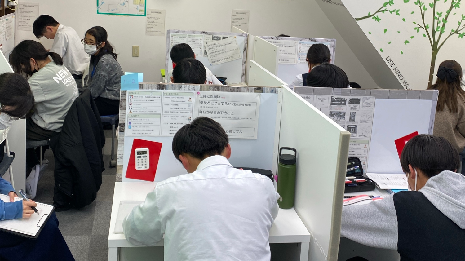 静かに集中して勉強する教室です