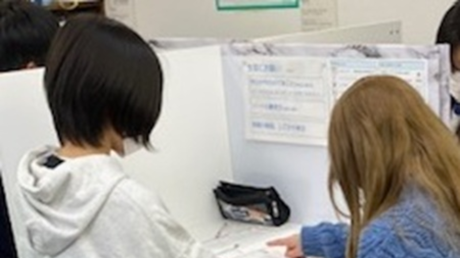 髪色自由、私服OKです